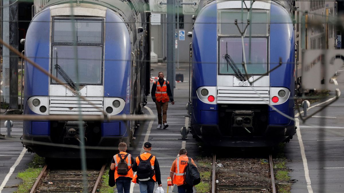 Ve Francii začala celonárodní stávka, vyšší mzdy chtějí úředníci i dopravci